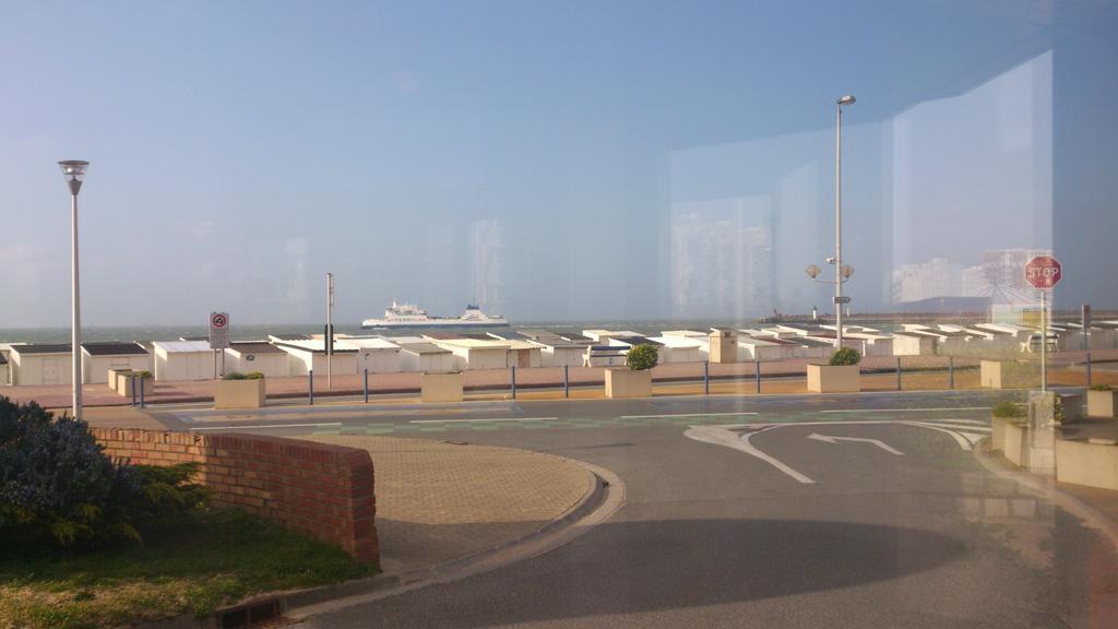 Hotel De La Plage Calais Exterior photo