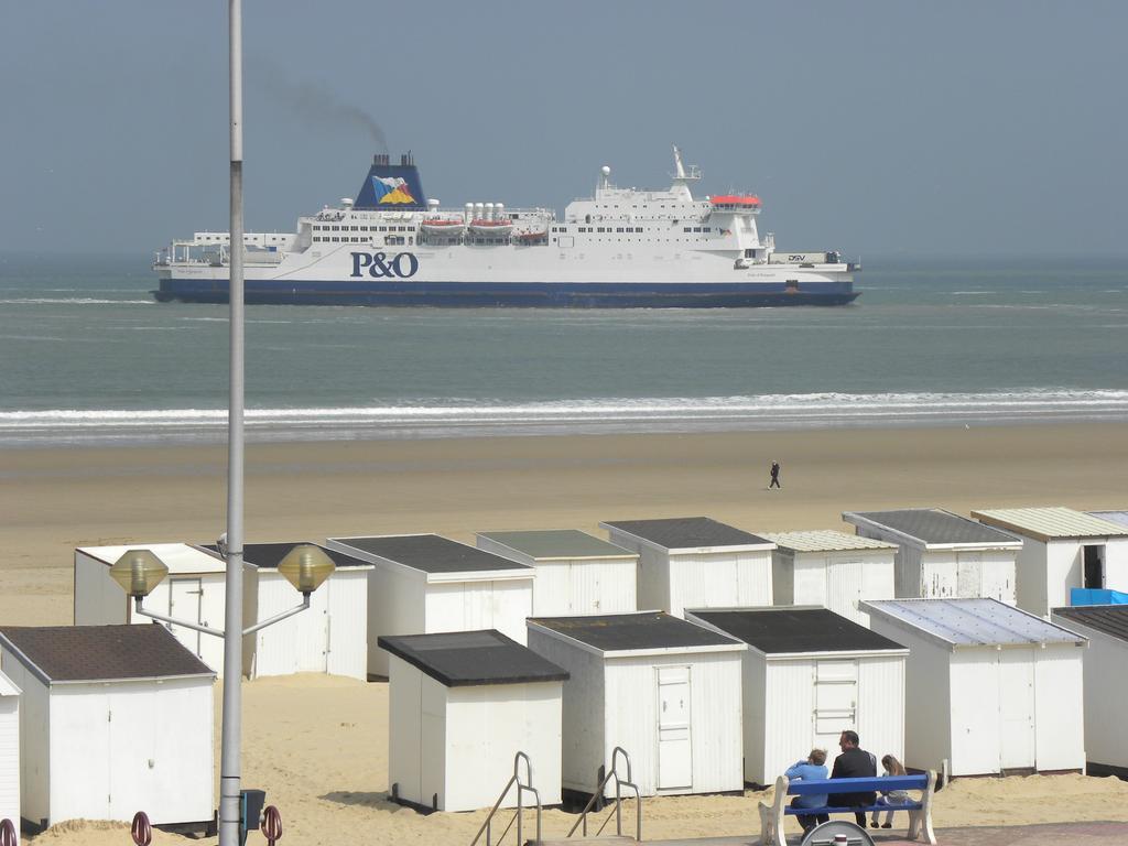 Hotel De La Plage Calais Exterior photo